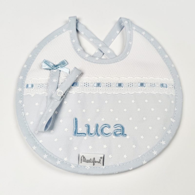 Babero con chupetero, con "estrellitas" en azul. Marca Martifanel