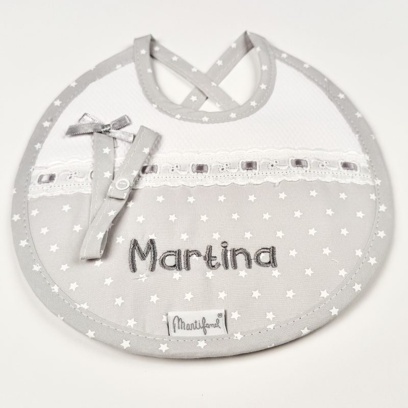 Babero con chupetero, con "estrellitas" en gris. Marca Martifanel