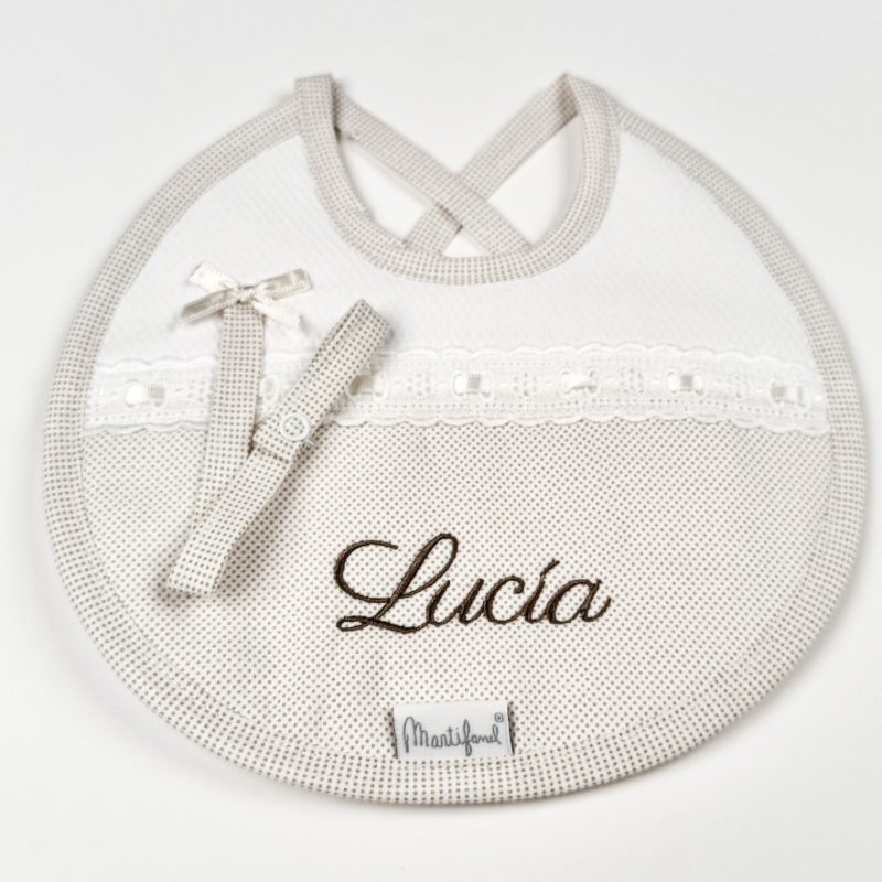 Babero con chupetero, con topitos beige. Marca Martifanel.