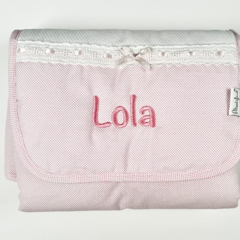 Cambiador bebé con topitos en tono rosa.