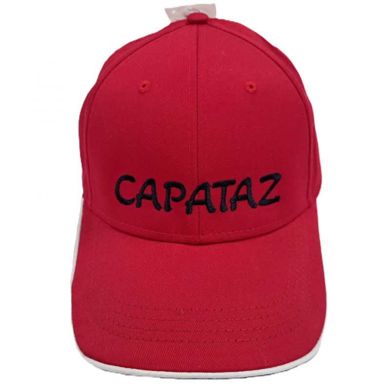 Gorra roja con banda blanca en visera