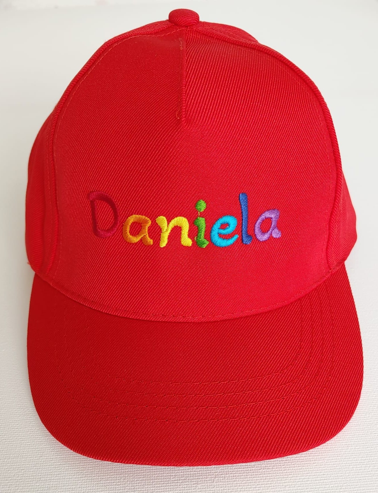 Gorra infantil Kid Recy Five, Color Rojo. Bordado Arco Iris