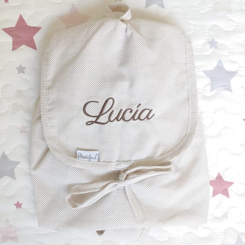 Mochila de bebé con topitos en beige.