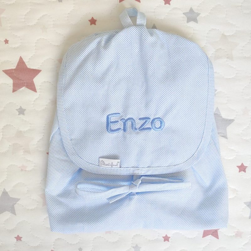 Mochila de bebé con topitos en azul.