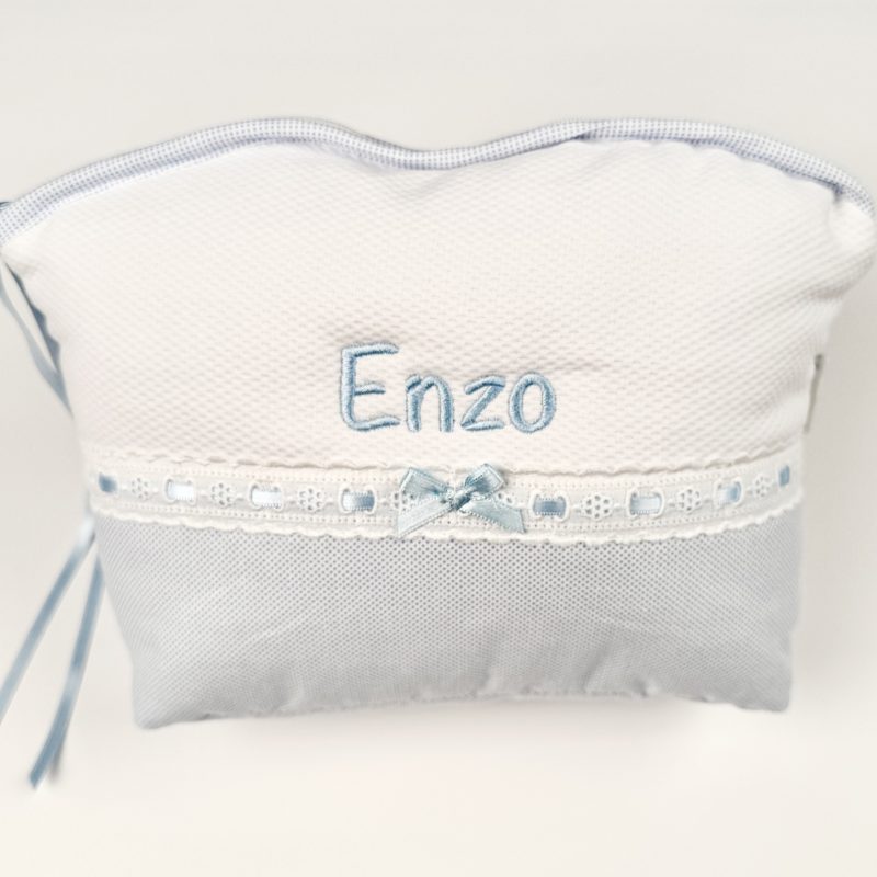 Neceser de bebé con topitos en azul.