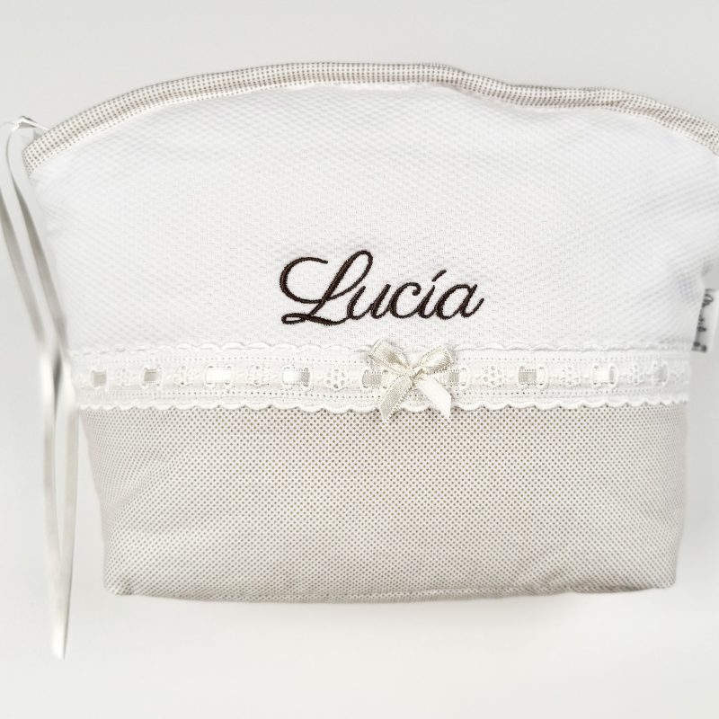 Neceser de bebé con topitos en beige.