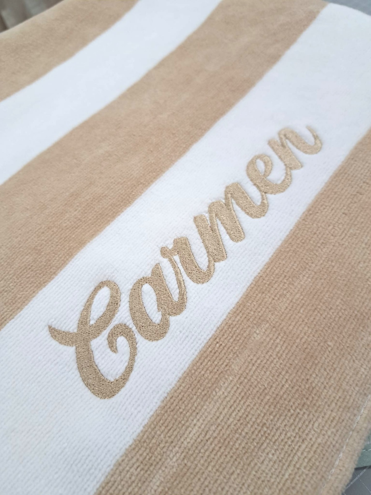 Toalla playa con rayas en blanco y beige - Imagen 3