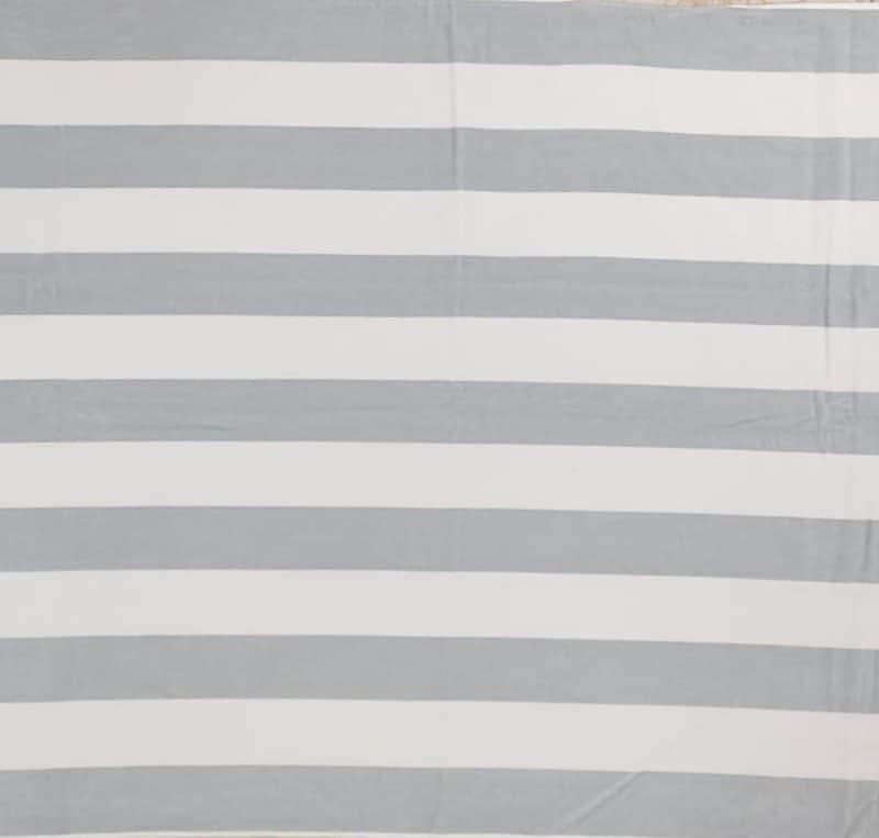 Toalla playa con rayas en blanco y gris