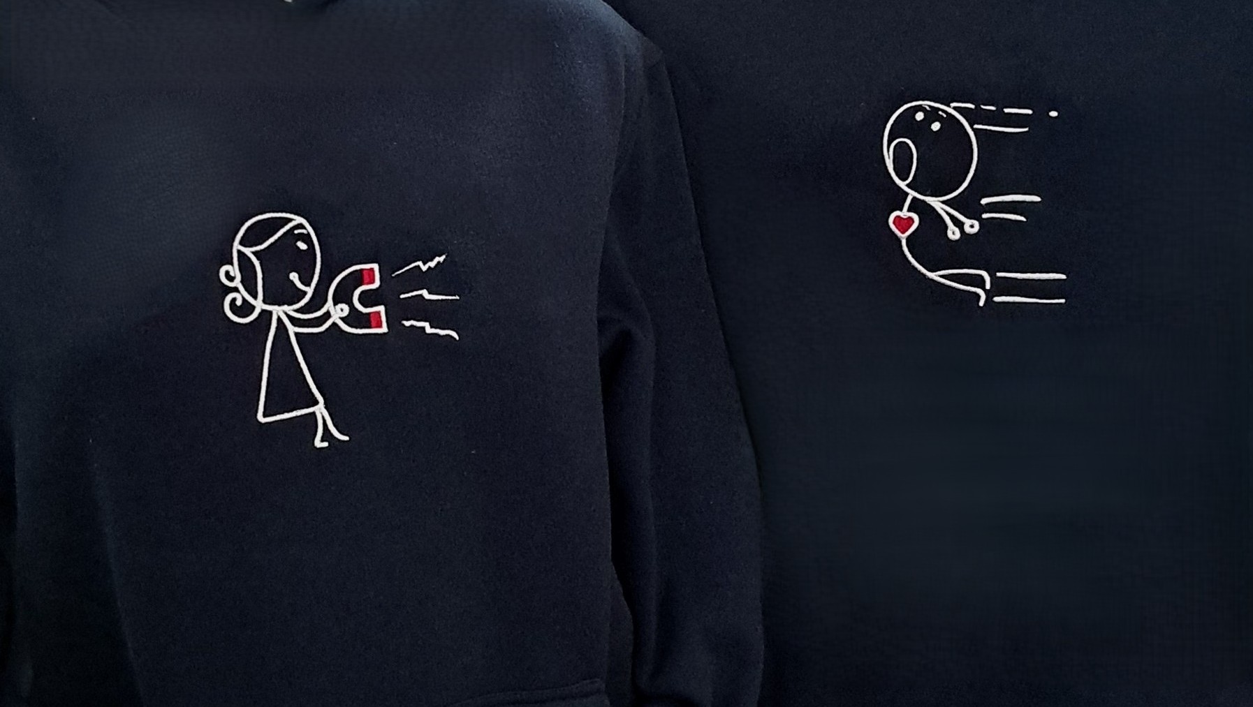 Sudadera Negra sin capucha, Marca Mitasi Sport, bordada con diseño "Novio con imán" en pecho - Imagen 2