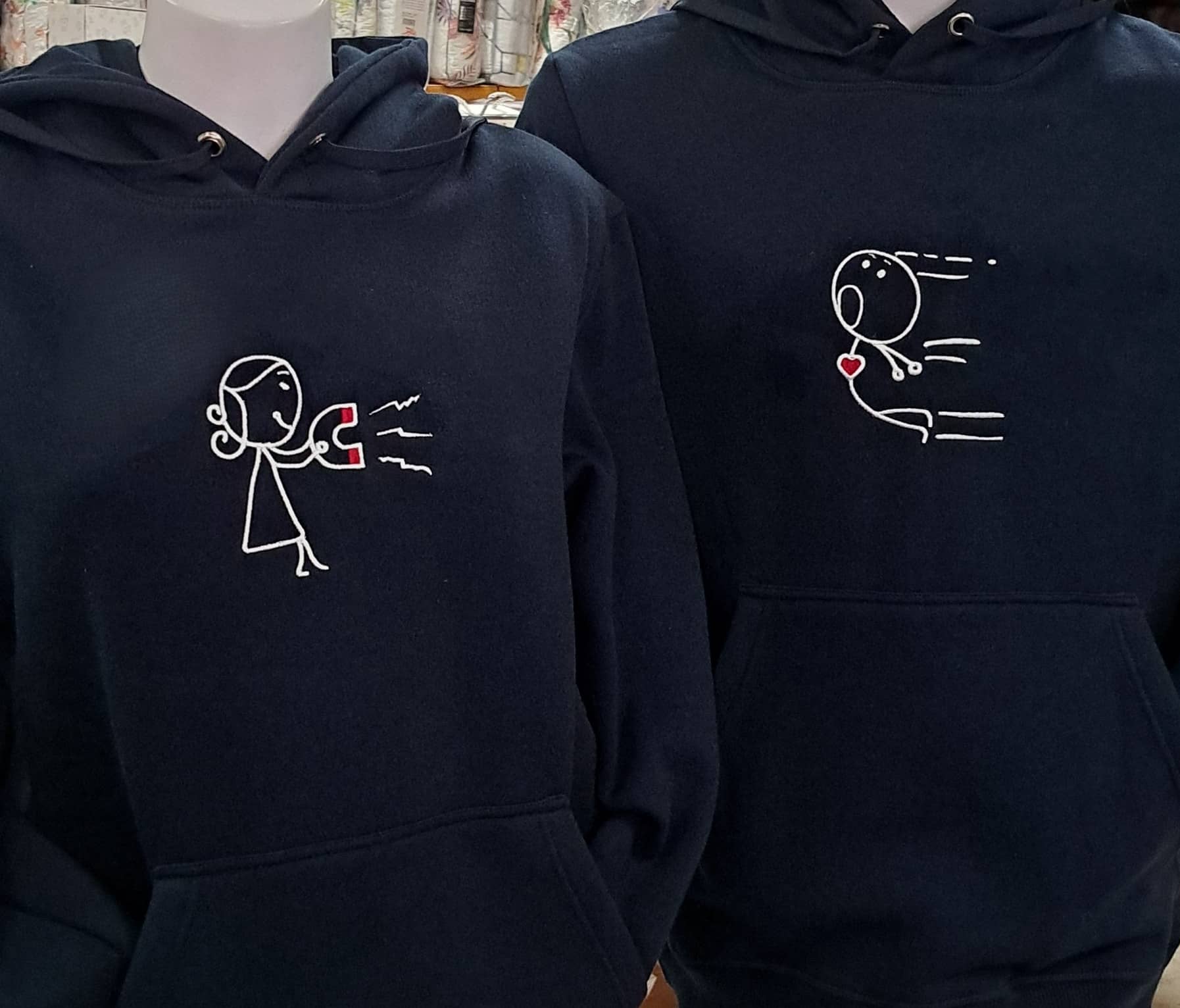 Sudadera Negra con capucha, Marca Mitasi Sport, bordada con diseño "Novia con imán" en pecho - Imagen 2