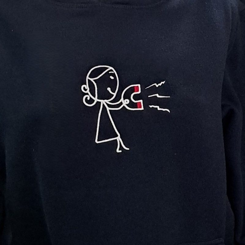 Sudadera Azul Marino con capucha, Marca Mitasi Sport, bordada con diseño "Novia con imán" en pecho