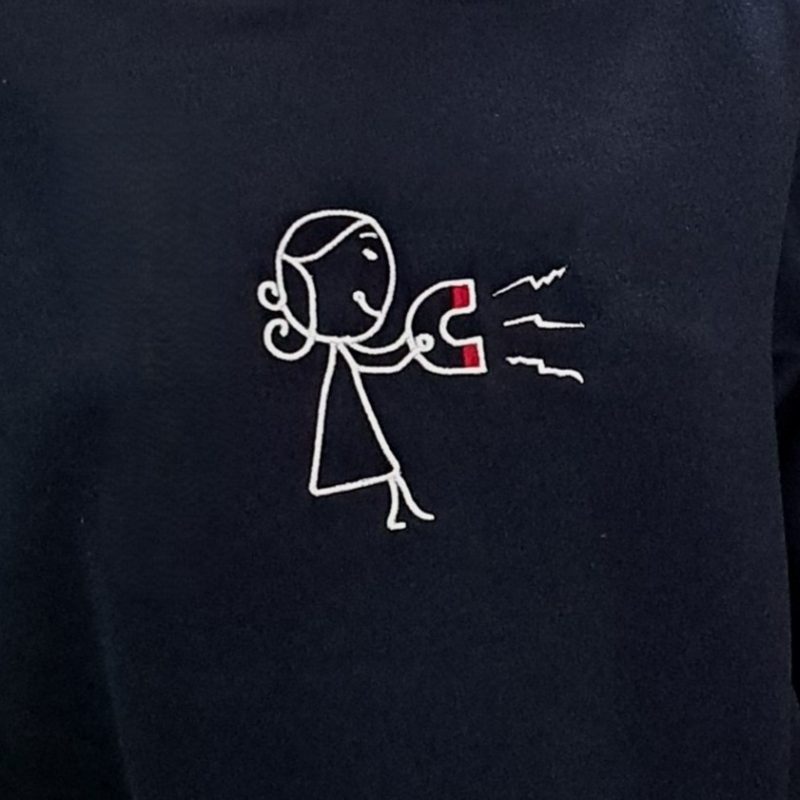 Sudadera Azul Marino con capucha, Marca Mitasi Sport, bordada con diseño "Novia con imán" en zona lumbar derecha