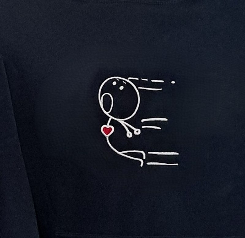 Sudadera Azul Marino con capucha, Marca Mitasi Sport, bordada con diseño "Novio con imán" en pecho