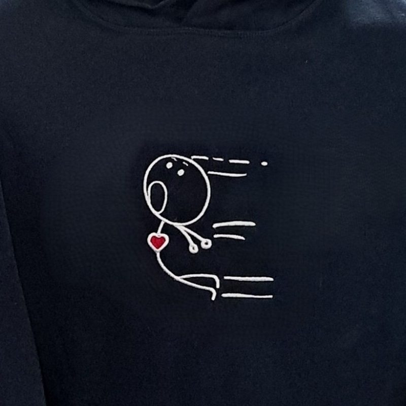 Sudadera Azul Marino con capucha, Marca Mitasi Sport, bordada con diseño "Novio con imán" en zona lumbar izquierda