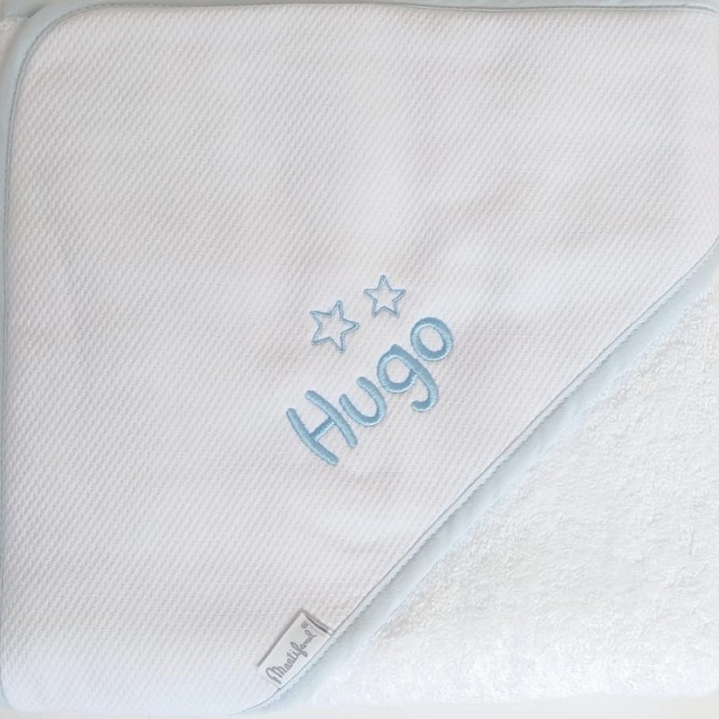 Toalla Bebé 80 cm "Mitasi" en piqué blanco ribeteada en azul