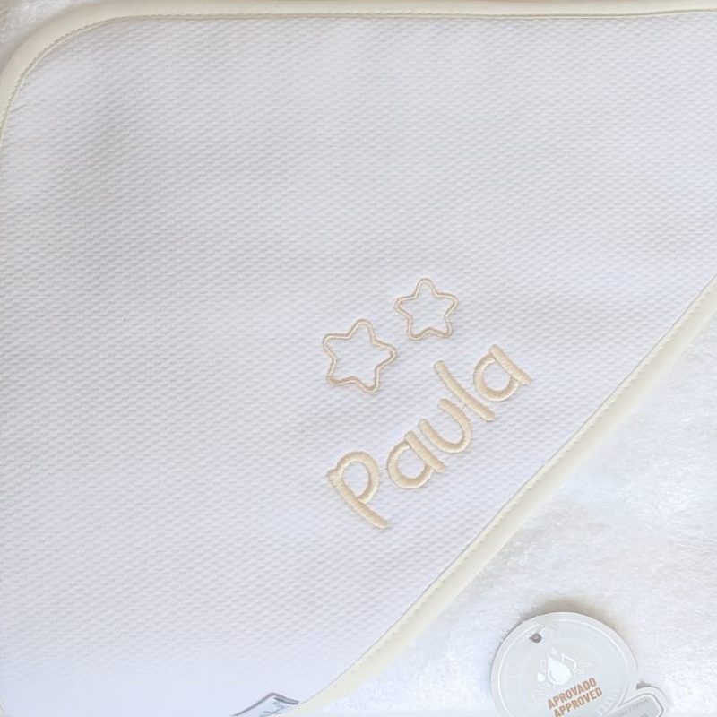 Toalla Bebé 80 cm "Mitasi" en piqué blanco ribeteada en beige