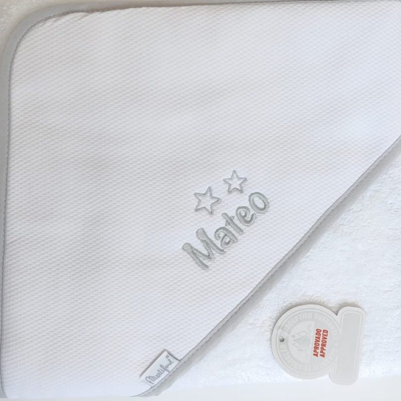 Toalla Bebé 80 cm "Mitasi" en piqué blanco ribeteada en gris