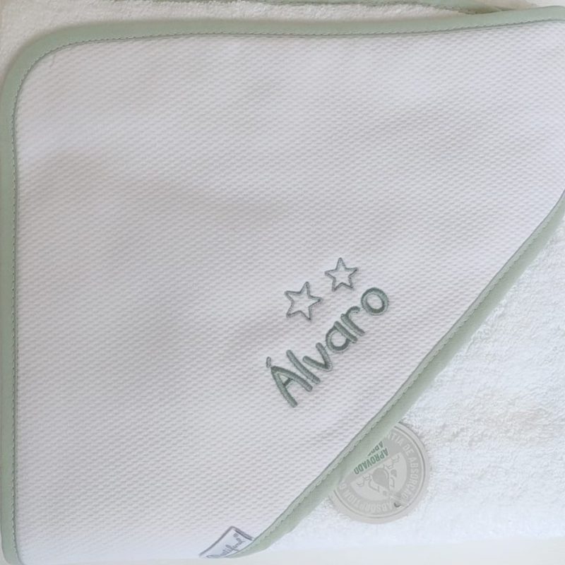 Toalla Bebé 80 cm "Mitasi" en piqué blanco ribeteada en verde menta