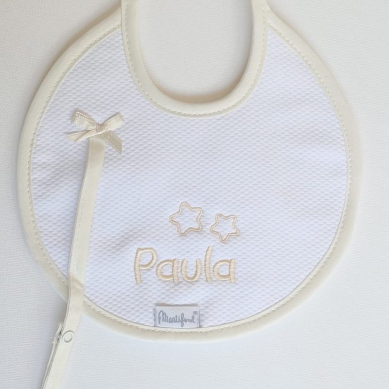 Babero redondo en piqué blanco ribeteado en beige con chupetero