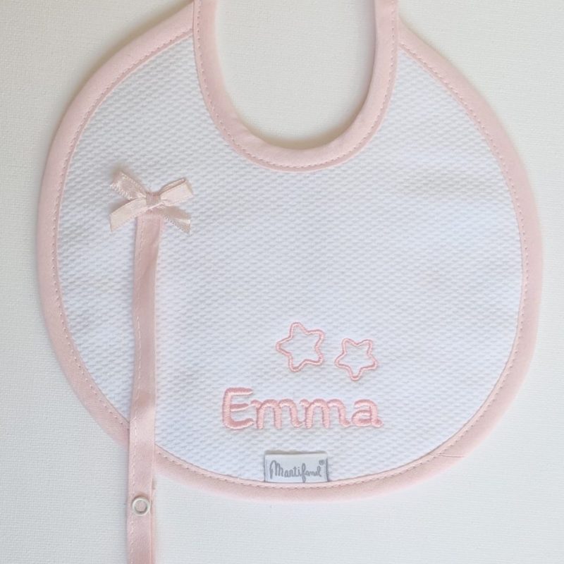 Babero redondo en piqué blanco ribeteado en rosa con chupetero