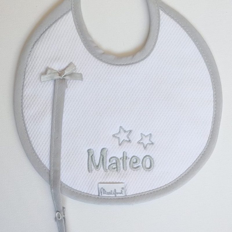 Babero redondo en piqué blanco ribeteado en gris con chupetero