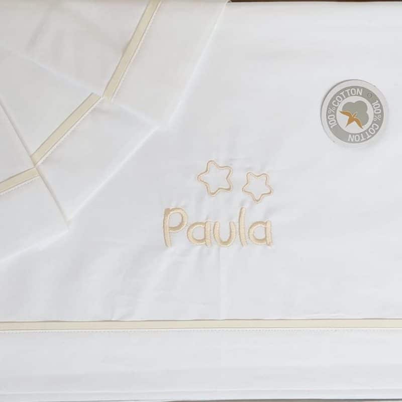 Juego sábanas cuna en blanco ribeteada en beige. Colección "Mitasi"