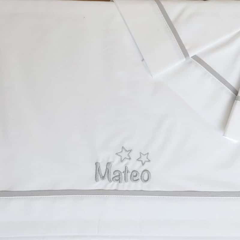 Juego sábanas cuna en blanco ribeteada en gris. Colección "Mitasi"
