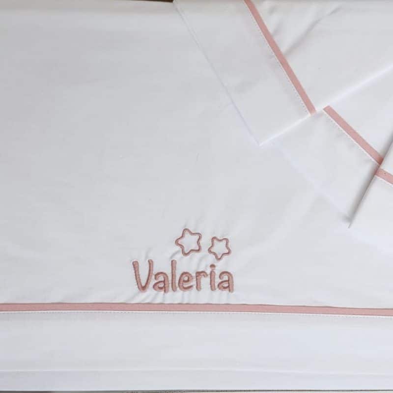 Juego sábanas cuna en blanco ribeteada en maquillaje. Colección "Mitasi"