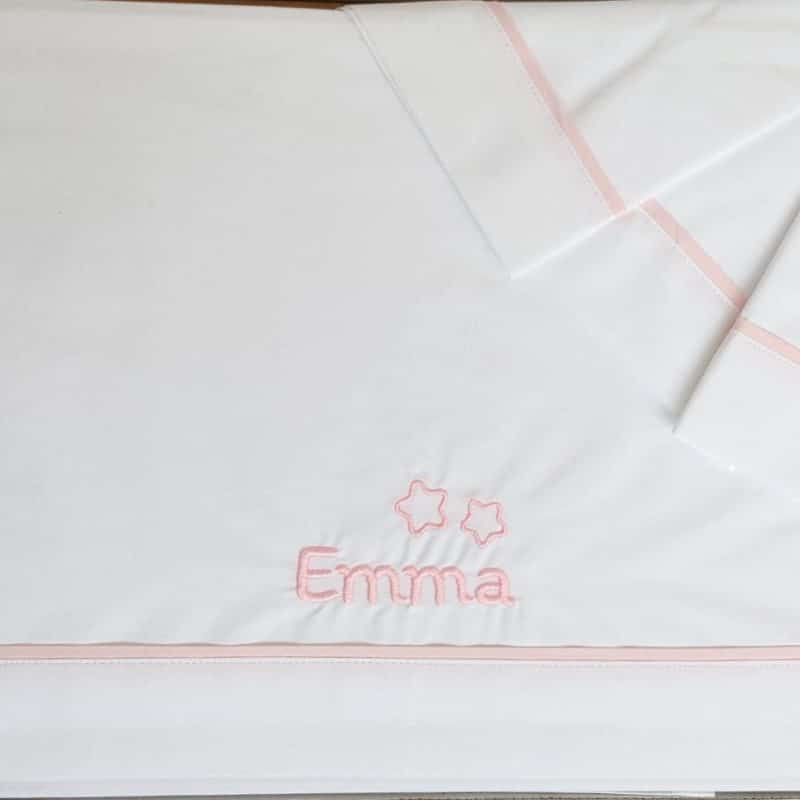 Juego sábanas cuna en blanco ribeteada en rosa. Colección "Mitasi"