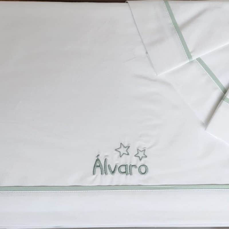 Juego sábanas cuna en blanco ribeteada en verde menta. Colección "Mitasi"