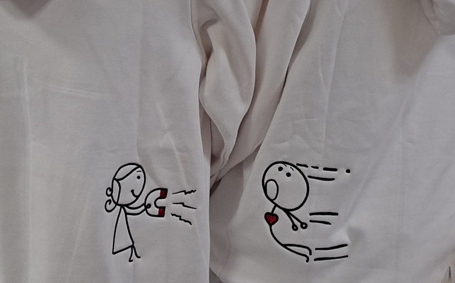 Sudadera Negra con capucha, Marca Mitasi Sport, bordada con diseño "Novio con imán" en zona lumbar izquierda - Imagen 2