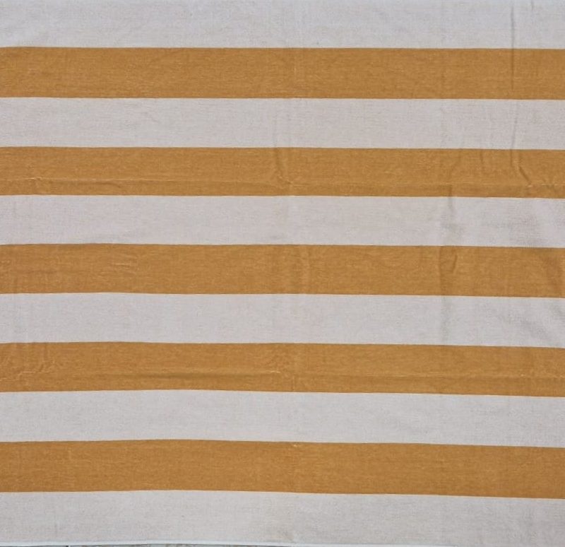 Toalla playa con rayas en blanco y mostaza