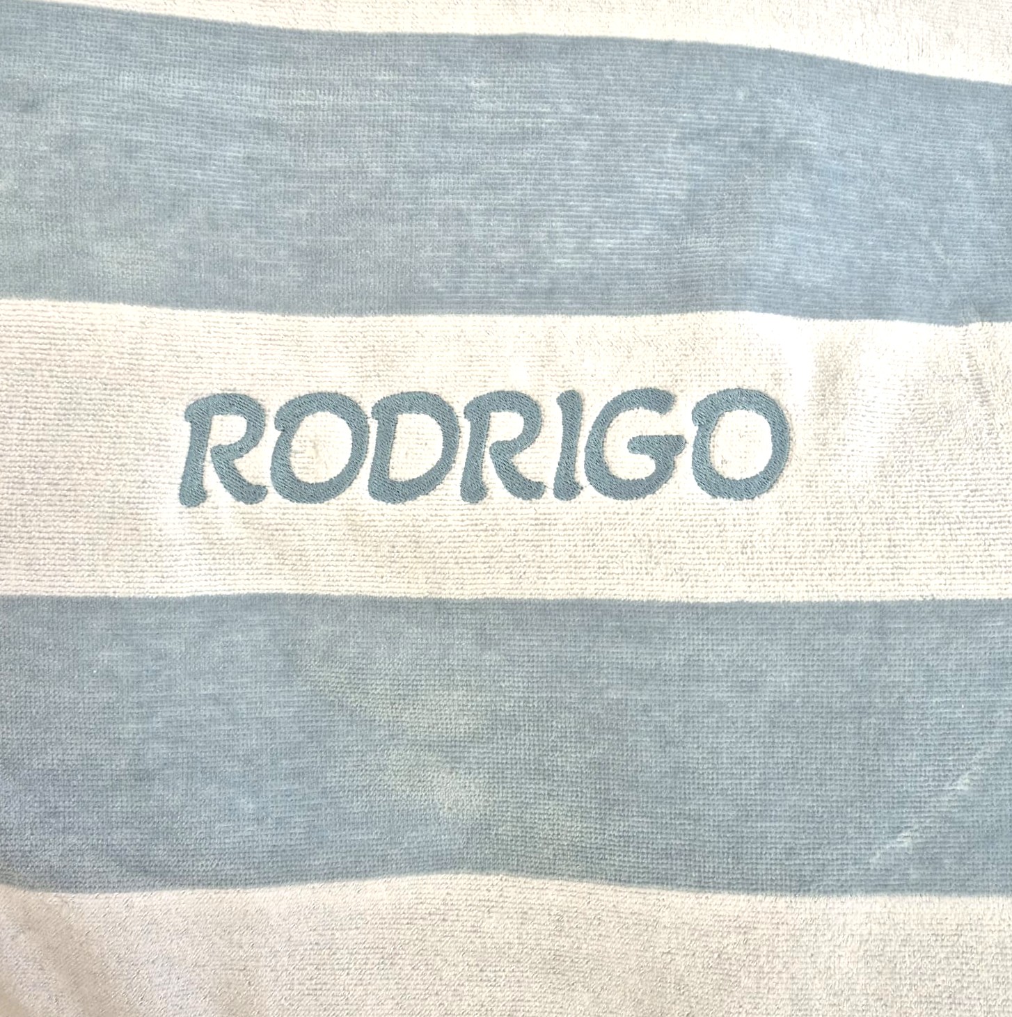 Toalla playa con rayas en blanco y azul - Imagen 2