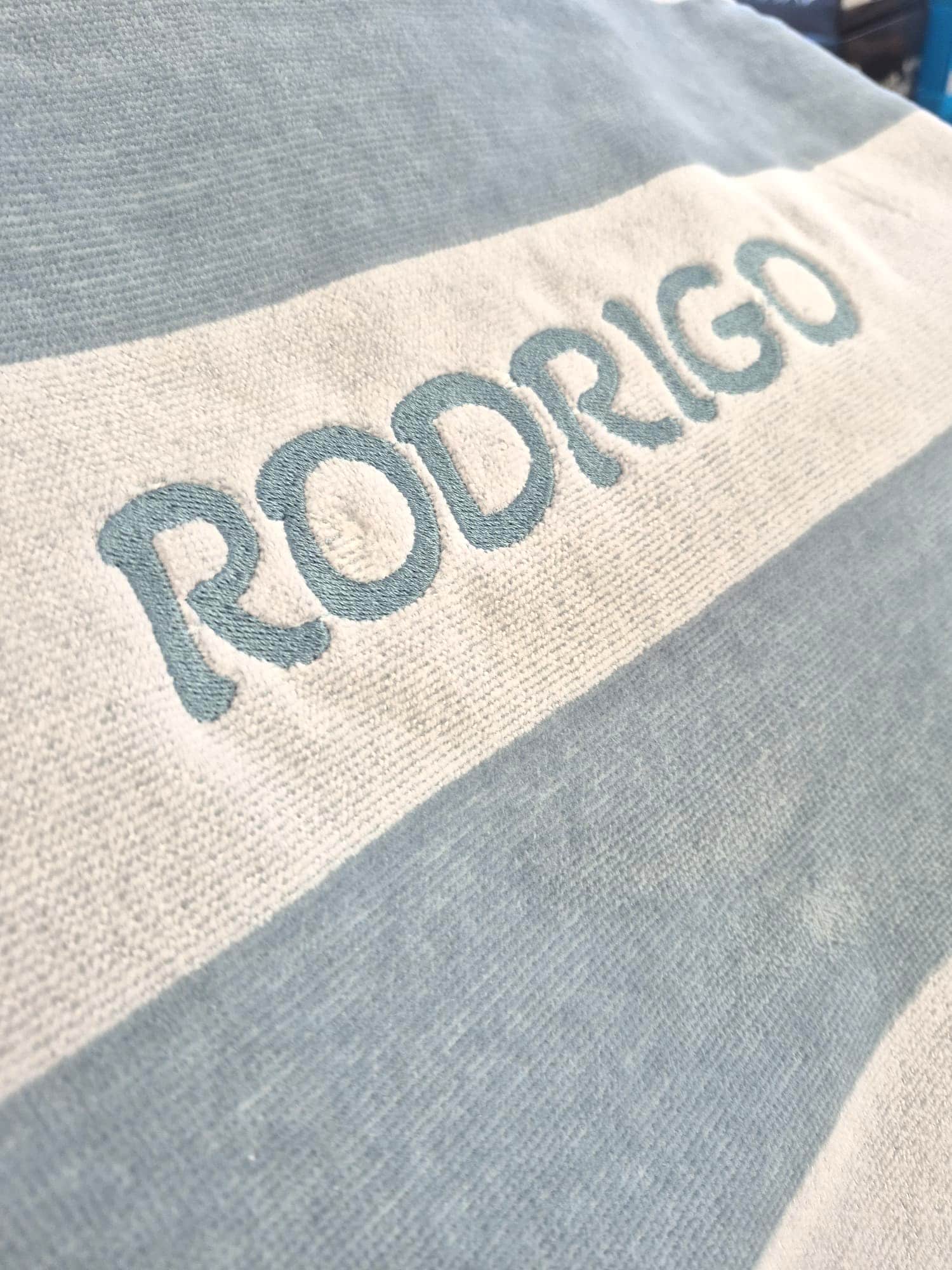 Toalla playa con rayas en blanco y azul - Imagen 3