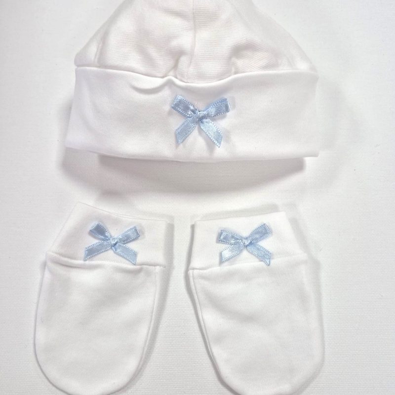 Conjunto gorrito y manoplas recién nacido blanco con lacitos en azul