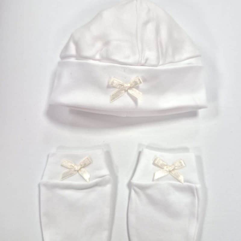 Conjunto gorrito y manoplas recién nacido blanco con lacitos en beige