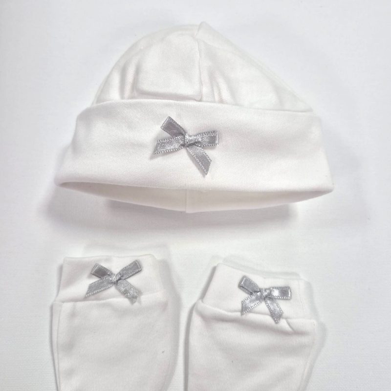 Conjunto gorrito y manoplas recién nacido blanco con lacitos en gris