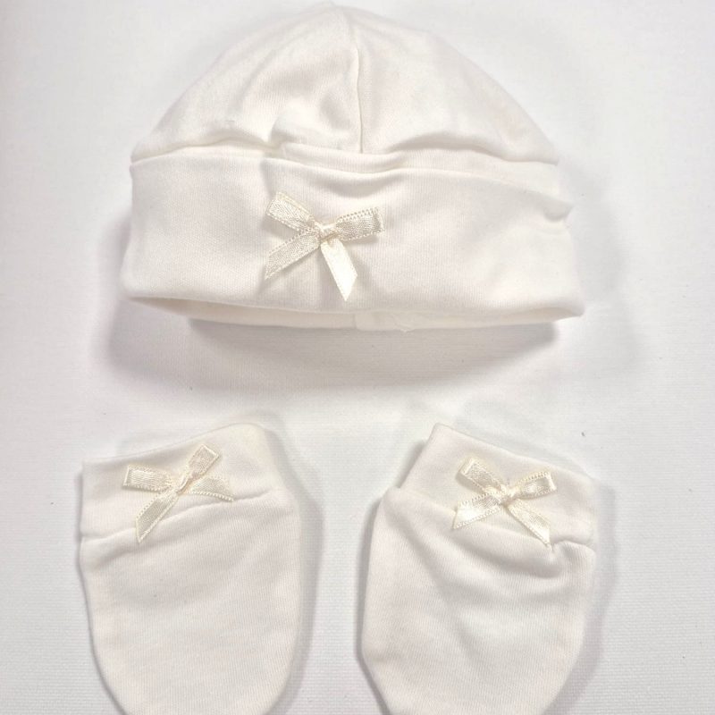 Conjunto gorrito y manoplas recién nacido beige con lacitos en beige