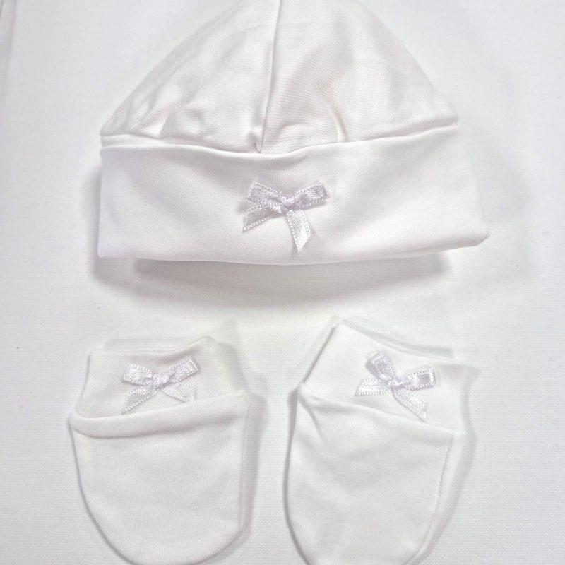 Conjunto gorrito y manoplas recién nacido blanco con lacitos en blanco